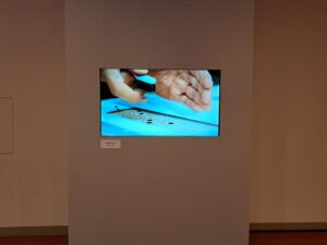 展示室前：リトグラフの制作工程の映像（「西洋版画を視る」国立西洋美術館）