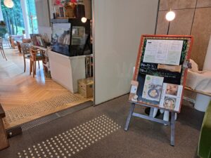 カフェ「府中乃森珈琲店」入り口（「アルフォンス・ミュシャ ふたつの世界」府中市美術館）