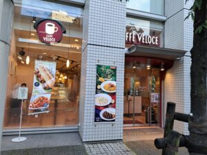 カフェベローチェの外観（「北斎が紡ぐ平安のみやびー江戸に息づく王朝文学」すみだ北斎美術館）