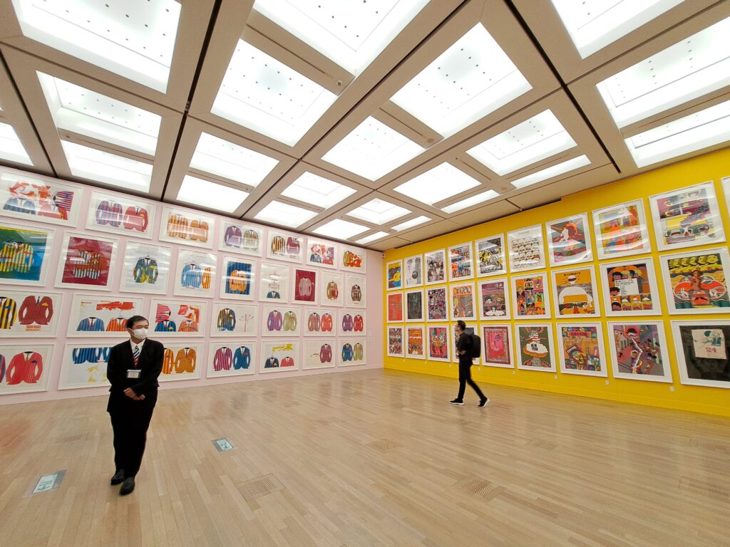 多くの絵画が壁一面に並ぶ展示会場2（「田名網敬一 記憶の冒険」国立新美術館）