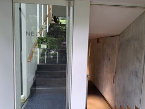 根津美術館のNEZUCAFE入口（「夏と秋の美学展」根津美術館）