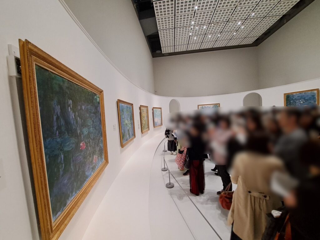 第3章企画展示室内全体（「モネ 睡蓮のとき展」国立西洋美術館）