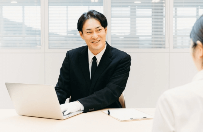 説明する男性